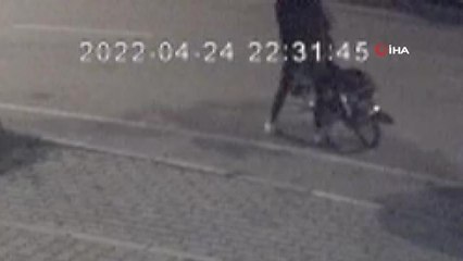 Ön tekerini kaldırdığı motosiklet altından fırladı, o da arkasından koştu