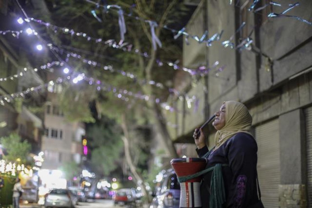 Kadın ramazan davulcusu Mısırlıları 12 yıldır sahura uyandırıyor