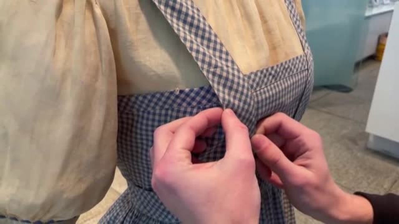 El vestido de Dorothy en 'El Mago de Oz' sale a subasta en Los Ángeles