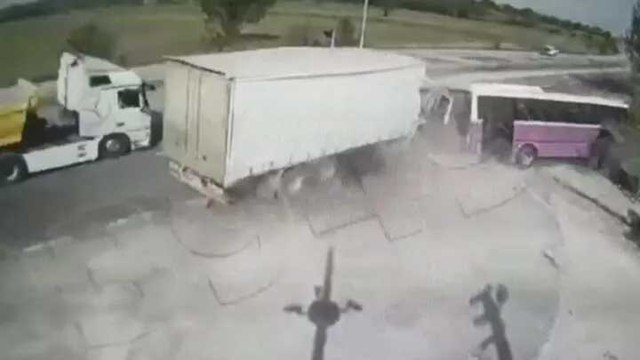 Sakarya'da kamyon halk otobüsüne çarptı! Kaza anı kamerada