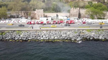 İstanbul'da Sur Restorasyonunda Çalışan İşçilerin Kaldığı Barakalarda Yangın Çıktı