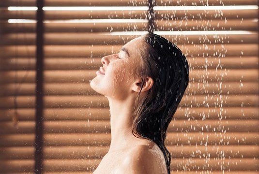 Ce péché mignon dont on a du mal à se débarrasser sous la douche est très néfaste pour les cheveux