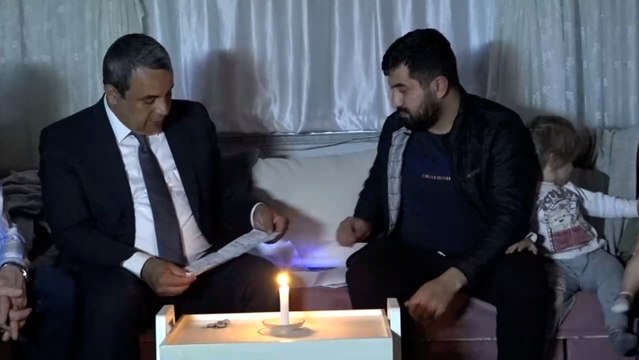CHP, elektriği kesik AKP'li aileyi ziyaret etti