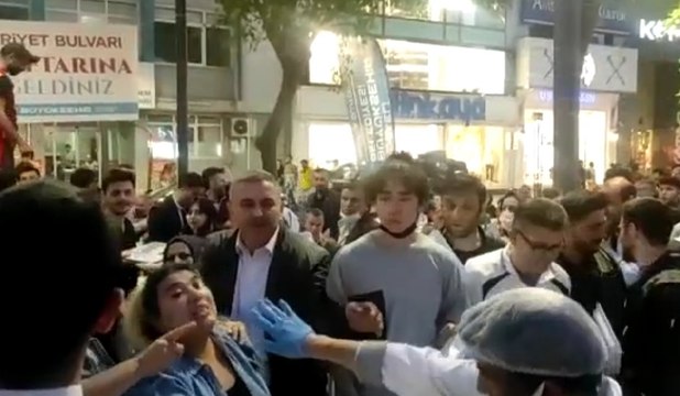 AKP'li belediyenin iftarında protokol oruç açarken, vatandaş yemek kuyruğunda bekledi, gergin anlar yaşandı