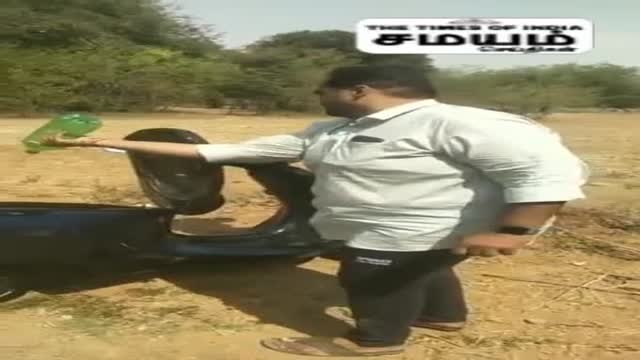 ஆத்திரம் கூடாது ஓலா இ பைக்கை பெட்ரோல் ஊற்றி எரித்த நபர்!