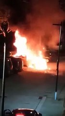 Capbreton. Une voiture totalement détruite par un incendie (vidéo : Intext Capbreton)