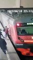 Moscou: Une femme a le pied coincée dans la porte du train et se fait trainer sur quelques mètres