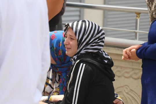 Kirada oturduğu evi yandı, gözyaşları içinde söndürme çalışmalarını izledi