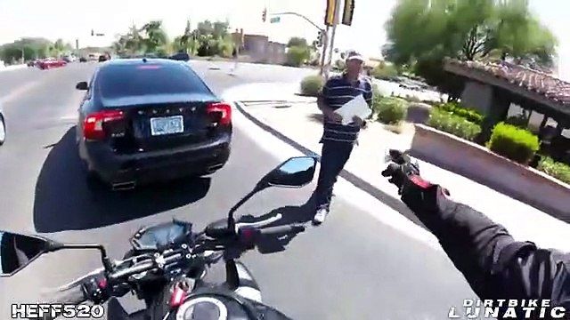 LES MOTARDS AIDENT LES AUTRES - ACTE DE BONTÉ ALÉATOIRE