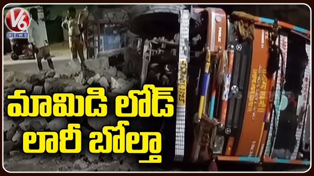 Lorry Carrying Mangoes Overturns On Highway In Jogipet | Sangareddy | V6 News