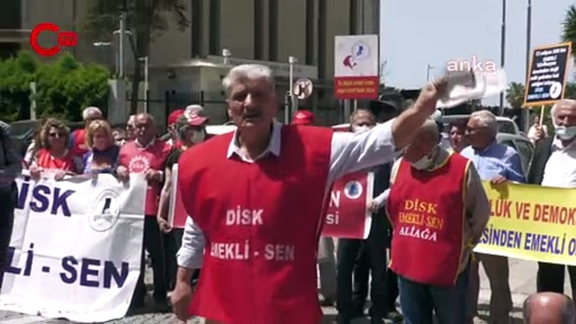 ⁣İzmir'de emeklilerden 'zamsız ikramiye' protestosu