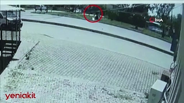 Antalya'da feci kaza! Genç kız çarpmanın etkisiyle metrelerce savruldu