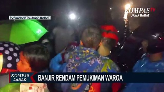 Warga Terjebak Banjir Luapan Anak Citarum