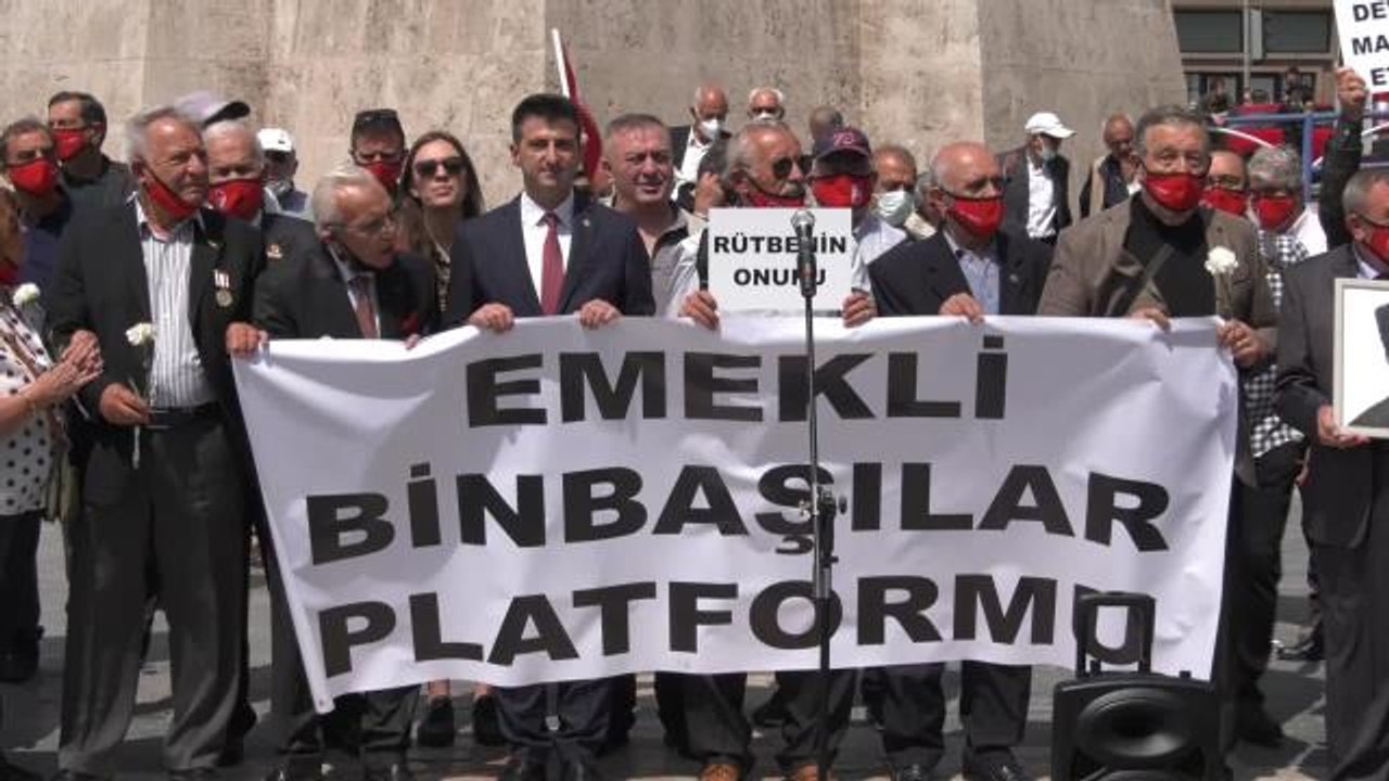 Emekli Binbaşılar Zam Talebiyle Ankara'da Eylem Yaptı: "Binbaşı Rütbesinden Ayrılan Emekli Bir Subayın Aldığı Ücret Açlık Sınırında"