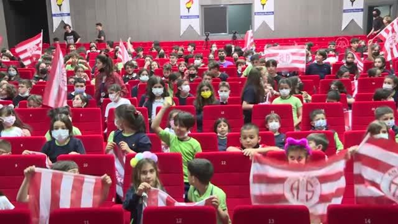 Antalyaspor Başkanı Çetin ve futbol sorumlusu Nuri Şahin öğrencilerle buluştu