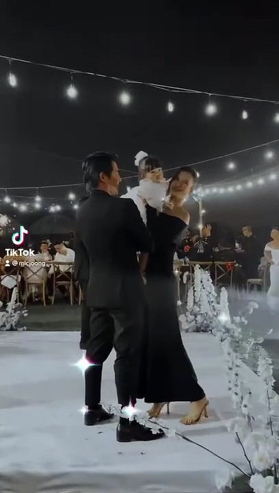 Đi đám cưới nhưng Đông Nhi - Ông Cao Thắng vẫn lấy hết spotlight của chú rể