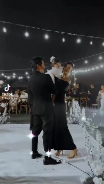 Đi đám cưới nhưng Đông Nhi - Ông Cao Thắng vẫn lấy hết spotlight của chú rể