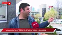 Yanan ve hareket halindeki kamyoneti, tekerine taş koyarak durdurdu