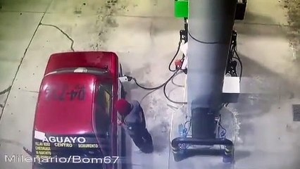 Taxista llena el tanque de gasolina y se va sin pagar