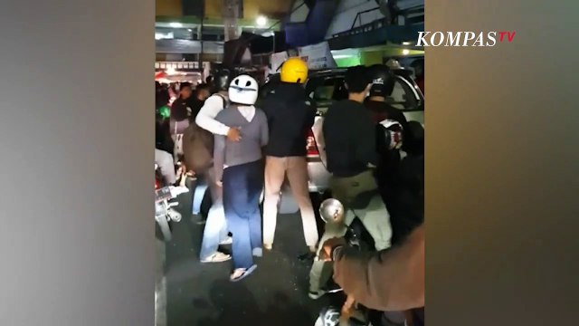 Viral! Mobil Ini Diamuk Massa Usai Tabrak Kendaraan Lain Karena Lari Dikejar Polisi