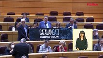VÍDEO | Senadores de JxCat muestran a Sánchez una pancarta contra el 'Catalangate' en el Senado
