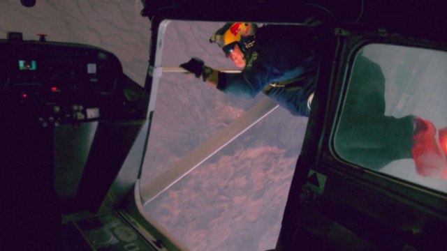 Deux pilotes-cascadeurs sautent en plein vol pour échanger leurs avions et frôlent la catastrophe