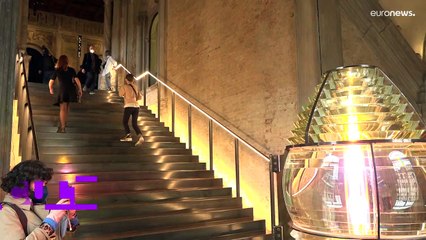 Bienal de Veneza: o retrato gigante de menina ucraniana no céu de Lviv