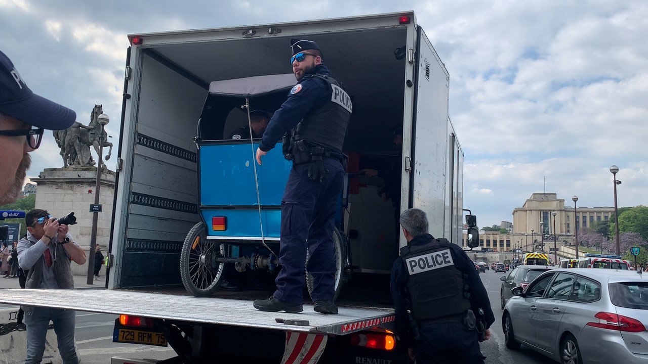Tuk-tuk et vendeurs à la sauvette contrôlés lors d'une vaste opération de police au pied de la tour Eiffel