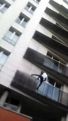 Download Video: Héros du jour, il escalade les balcons d'un immeuble pour sauver un enfant accroché au 4e étage