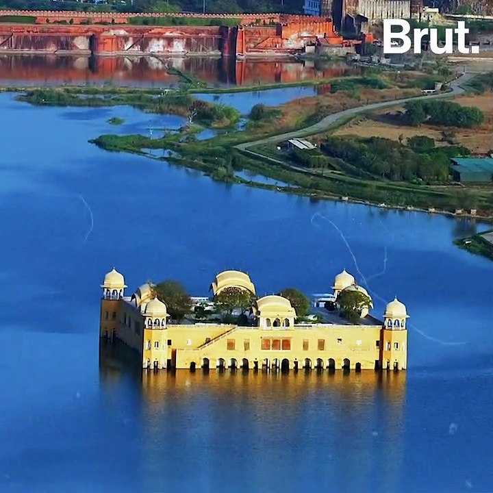 El increíble palacio en medio de un lago