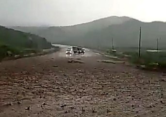 Siirt'te sel oldu, araçlar mahsur kaldı