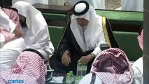 فيديو أمير مكة_المكرمة الأمير خالد الفيصل يشارك المصلين إفطارهم في رحاب المسجد_الحرام - - الإخبارية