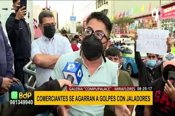 Galería Compu Palace: comerciantes y 'jaladores' se enfrentan a golpes por clientes