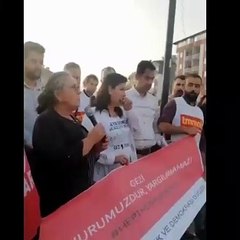 Antakya'da da çok sayıda kişi Uğur Mumcu Meydanı'nda bir araya geldi.