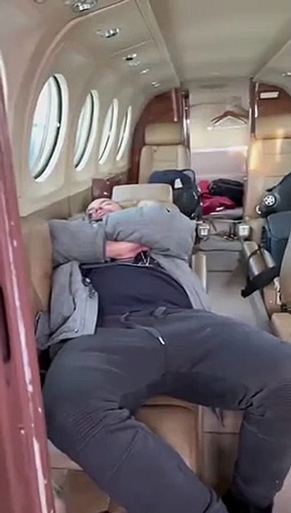 Un pilote d'avion fait une blague à son pote qui dort profondément