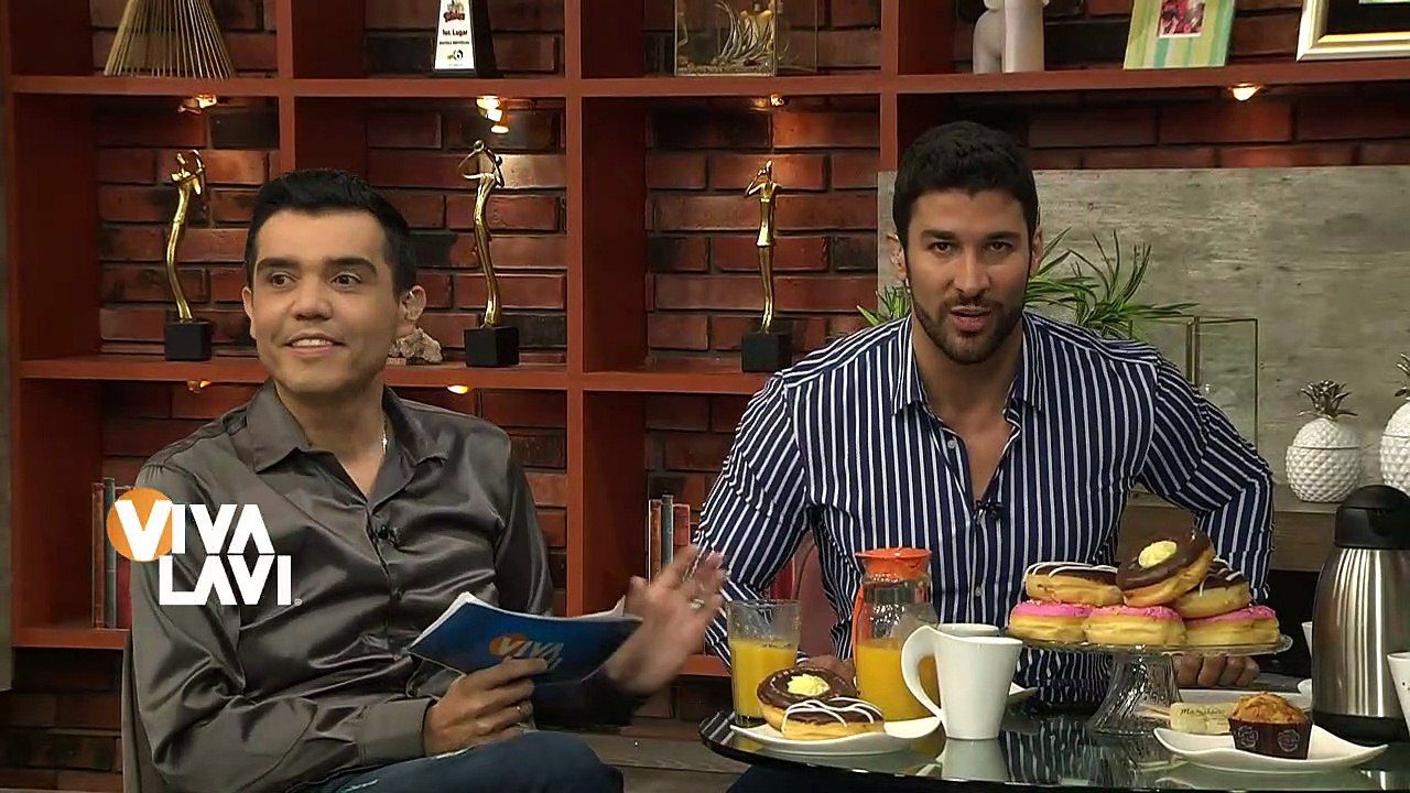 Lady Patadas: Mujer golpea a policías por detenerla