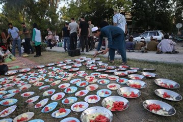 Pakistan'daki Türk vatandaşlarından ihtiyaç sahiplerine iftar