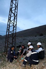VAN'DA ELEKTRİK ARIZA EKİPLERİ, İFTARLARINI ARAZİDE DİREĞİN DİBİNDE YAPTI