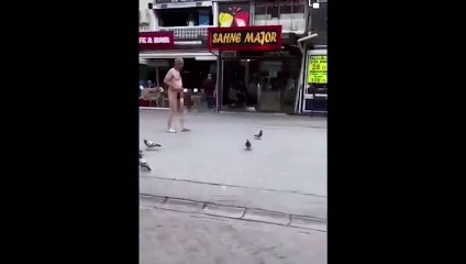 Eline birasını alıp sokakta çıplak dolaştı