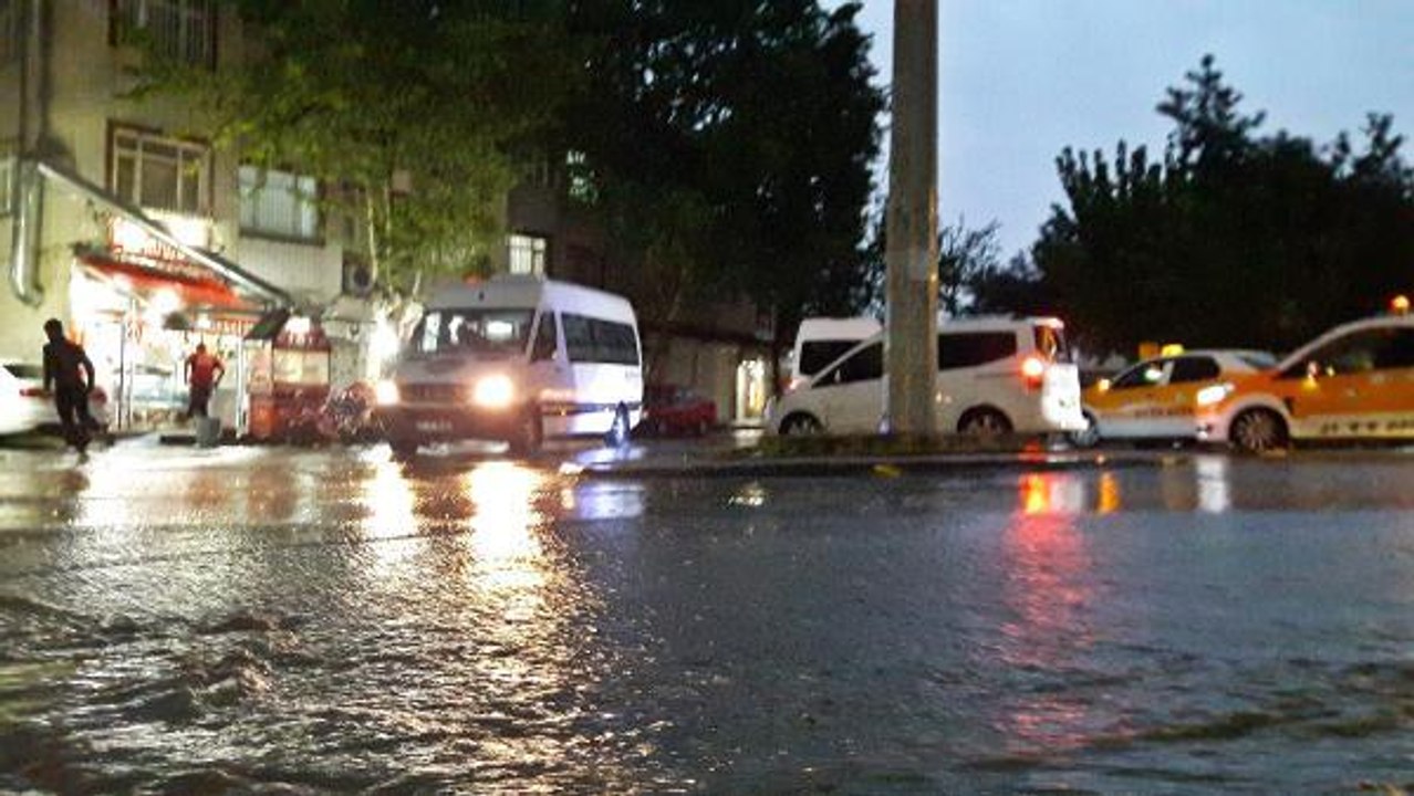 DİYARBAKIR'DA SAĞANAK YAĞIŞ, CADDE VE SOKAKLARI SU BASTI