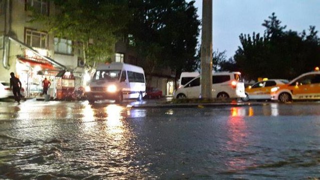DİYARBAKIR'DA SAĞANAK YAĞIŞ, CADDE VE SOKAKLARI SU BASTI