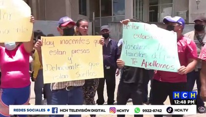 ¡Plantón! Familiares y amigos exigen liberación de despachador de taxis capturado por extorsión