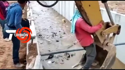 Espectacular rescate en aguas furiosas de una perrita en Ecuador