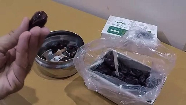 Unboxing and Review of Vinnie Premium mazafati dates Fresh and Juicy Khajur with Seeds