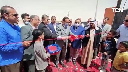 Descargar video: محافظ شمال سيناء يسلم عقود التجمعات التنموية الجديدة علي المنتفعين بوسط سيناء