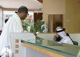 المركزي الاماراتي يضع حدا أقصى للرسوم الخاصة بالقروض والخدمات المصرفية للأفراد