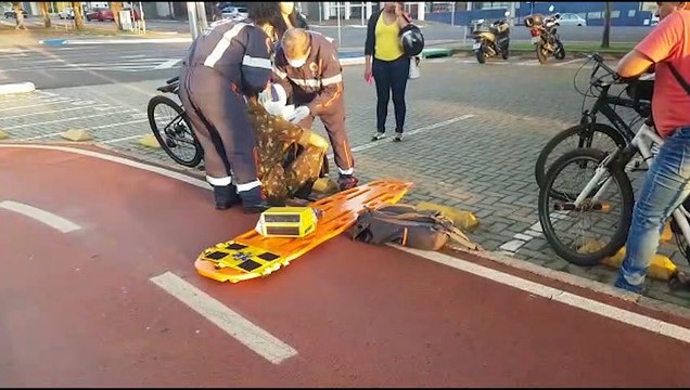 Colisão entre bicicletas deixa jovem ferido no Centro