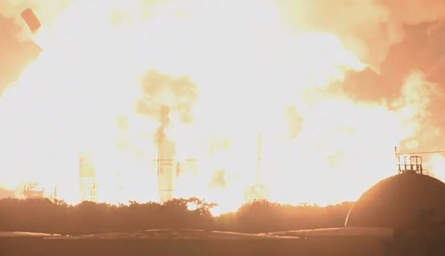 حريق هائل يجتاح أكبر وأقدم مصفاة نفطية على الساحل الشرقي للولايات المتحدة