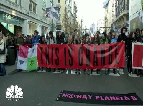 احتجاجات للمطالبة بحلول عاجلة للأزمة المناخية وضغوط على الحكومات للالتزام بخفض الانبعاثات
