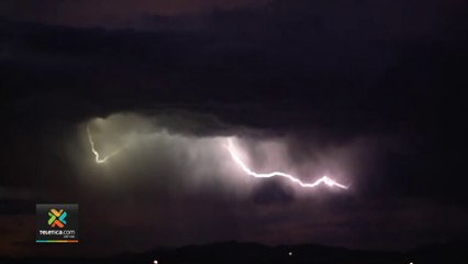 tn7-Entre-este-lunes-y-martes-cayeron-9.000-rayos-en-el-país-260422